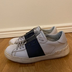 Valentino opens  - Säljer nu mina Valentinos då jag är sugen på något annat. Skorna är i bra skick skulle säga 9/10 sparsamt använda. Skorna är i storlek 42 men passar även 43. Det är bara att höra av sig om du undrar över något! 