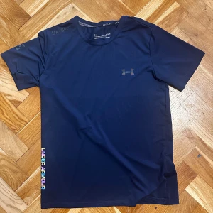 Under armour tröja - Jag säljer min under armour tröja som jag använde en gång bara.