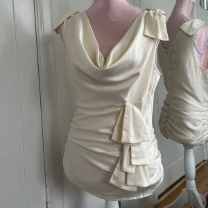 Topp - Topp med fina detaljer🤍knäpps med dragkedja där bak!