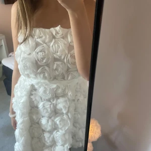 Klänning från NA-KD - Blommig klänning från NA-KD, perfekt till studenten!💕💕 Bara använd en gång, super bra skick⭐️⭐️ Köpt för 800 kr 