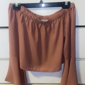 Blus - off shoulder blus ifrån NAKD i storlek ”S”. 