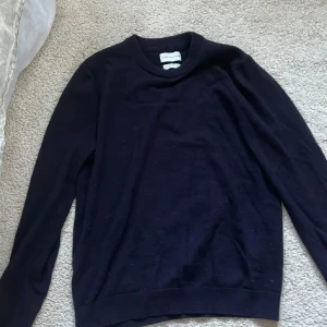 Stickad tröja - Tja! Säljer nu min mörkblå merinoull tröja  i storlek M. Skick 9/10, knappt använd. Bara att skriva vid minsta fundering!