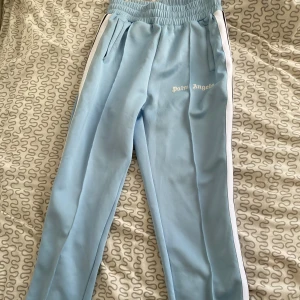 Palm Angels byxor - Tjena! Säljer nu dessa tvär feta Palm angels byxor i färgen ljusblå då de inte kommer till användning. Byxorna är i nytt skick, storlek Small och har knappt använts, priset går att diskutera vid snabb affär. Hör av dig om de finns frågor! 