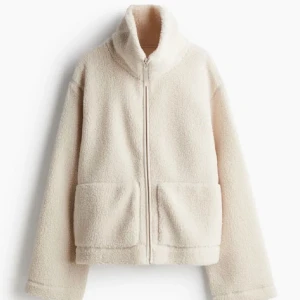 hm teddy jacka🤎 - jättefint jacka för hösten🍂 storlek S men passar xs🤘slutsåld i h&m😢