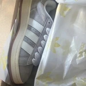 Adidas campus skor  - Säljer mina helt oanvända adidas campus säljer dom är för att dom tyvärr var för små för mig. Det är stl 40 1/3 men väldigt små i stl skulle säga att dom sitter som en 39 då min bror har stl 39 och testade dom. Fråga för bilder🫶🏼