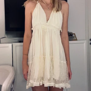 Vit/beige söt klänning - Älskar denna klänningen men den har tyvärr inte använts någon gång. Beige klänning i storlek S, nyskick. Klänningen är justerbar i knytningen