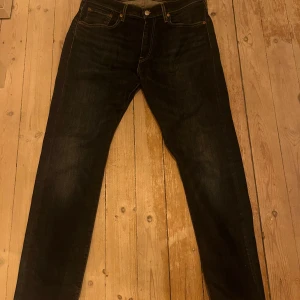 LEVIS 502, 32/33 - Säljer dessa marinblåa Levi’s 502 som är använda ett halvår ungefär, hör av dig för fler bilder eller frågor! 
