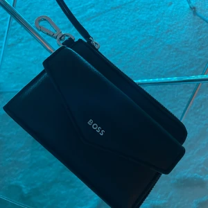 Boss plånbok  - Söt liten plånbok du kan hänga på väskan om du vill, som ny 