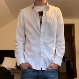 HM skjorta - säljer denna HM skjortan för den inte kommer till någon vidare användning, den är i bra skick dessutom är den hyffsat tunn så det blir inte för varmt under en annan tröja 