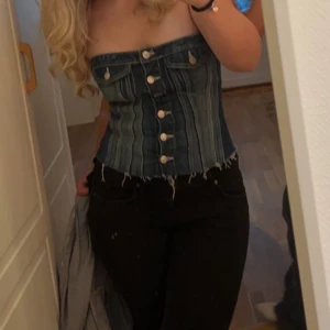 Zara jeanstopp - Superfin jeans korset topp från zara använd ca 1 gång säljer pågrund av att den inte kommer till användning💓