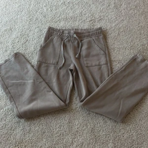 Mjukisbyxor från Lager 157 - Säljer ett par mjukisbyxor i färgen beige storlek M💗 Använda ett fåtal gånger, är i fint skick, priset kan diskuteras såklart💗 tvättar klädesplagget innan frakten❤️