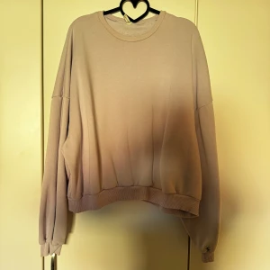 Ljuslila collegetröja - Ljuslila collegetröja från nelly