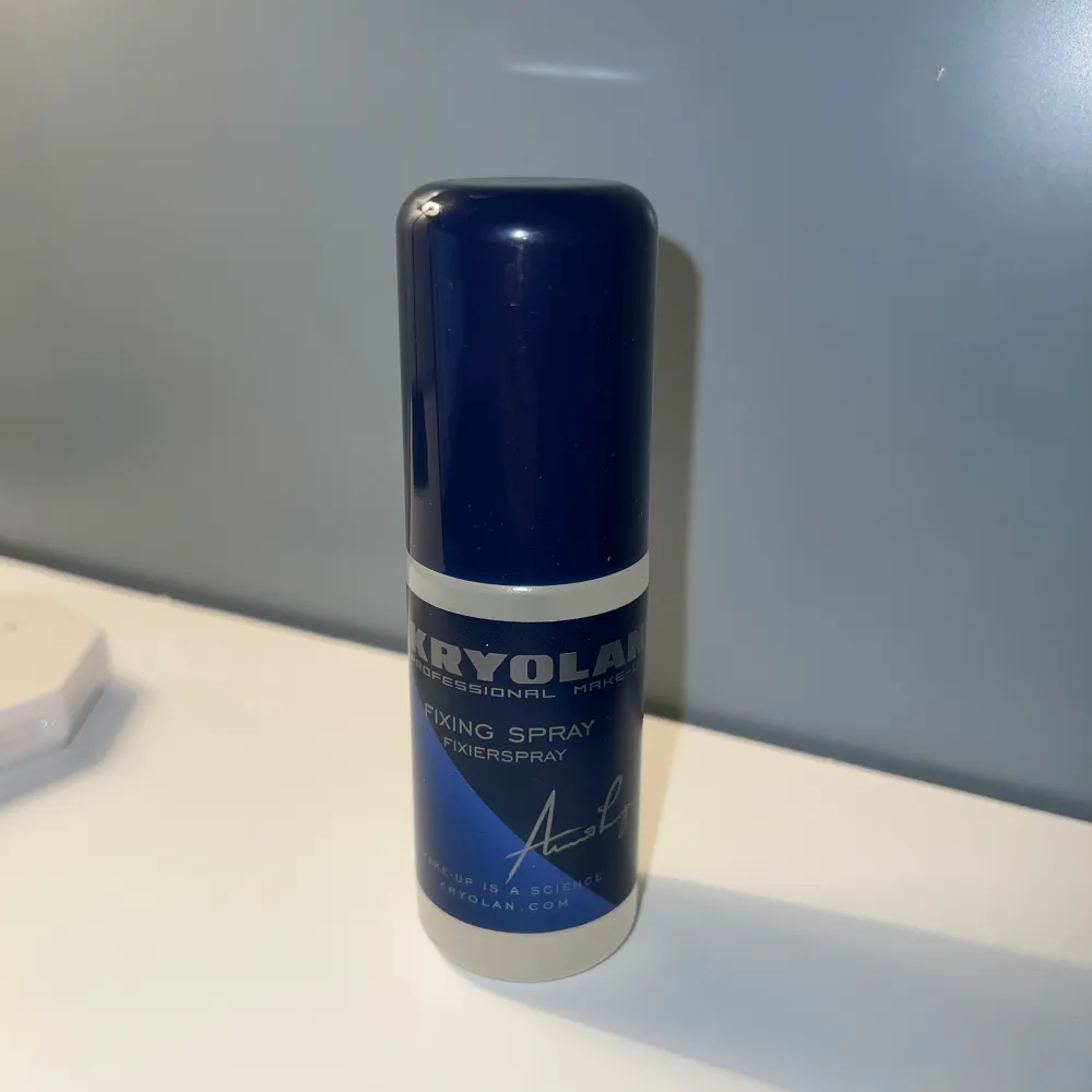 Fixing spray från Kryolan. Det är 50ml och har använt en gång. Ordinarie pris 165kr men säljer för 99kr . Skönhet.