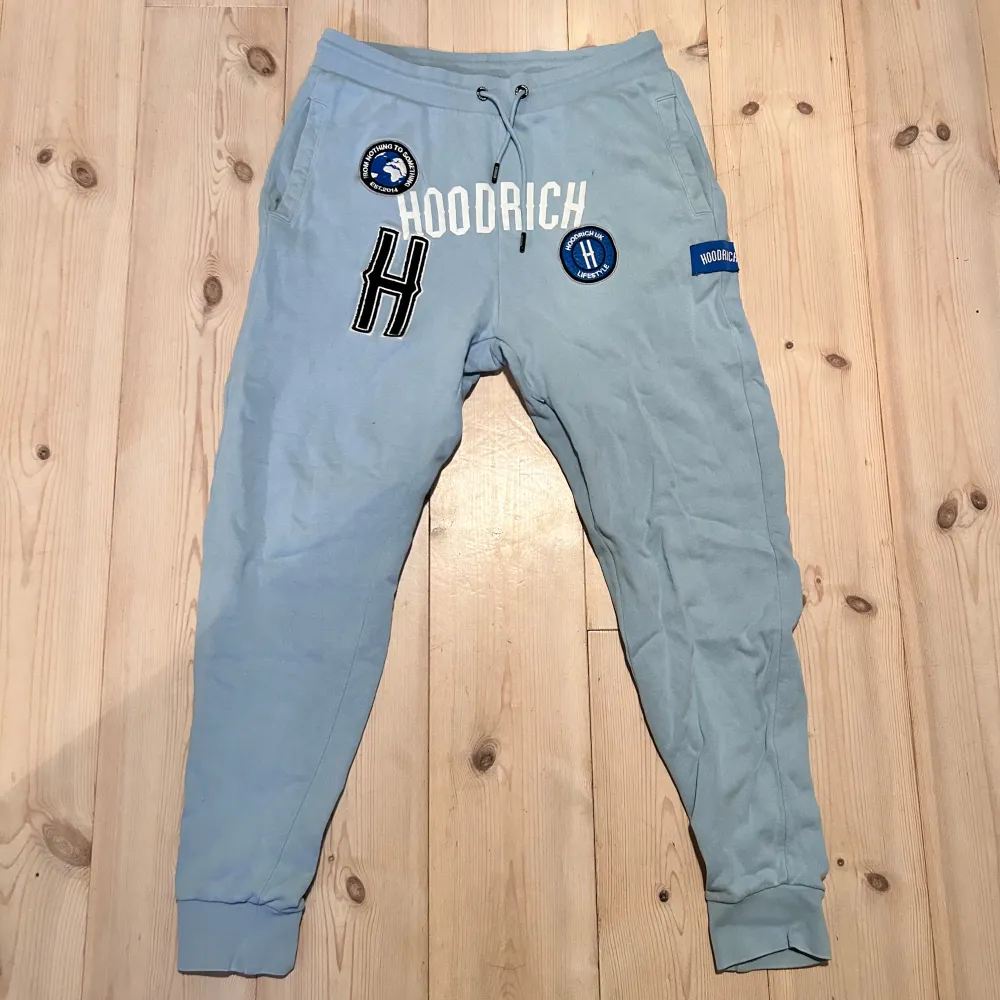 Använda väldigt få gånger  Perfekt för hösten och vintern  Storlek L men passar M  Nypris 800kr . Jeans & Byxor.