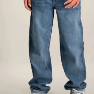 Levis Loose 501 - Jag säljer nu mina Levis byxor då jag har växt ur dem . Storlek 152/158  Byxorna är i perfekt skick 9/10  Kontakta mig om frågor eller om ni vill ha flera bilder.
