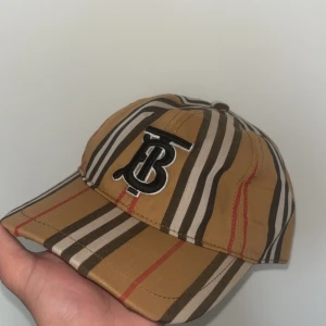 Burberry keps - Jättefin burberry keps som är till salu, den är jättefin och det är jättebra kvalitet! Dm för fler frågor.