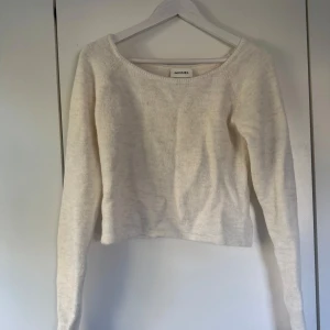 Stickad tröja - Långärmad stickad tröja från Monki, aldrig använd.