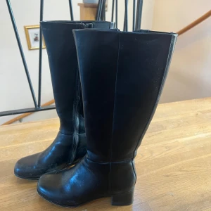 Stövlar  - Stövlar som ligger bara hemma, bra skick endast använda ett fåtal gånger 