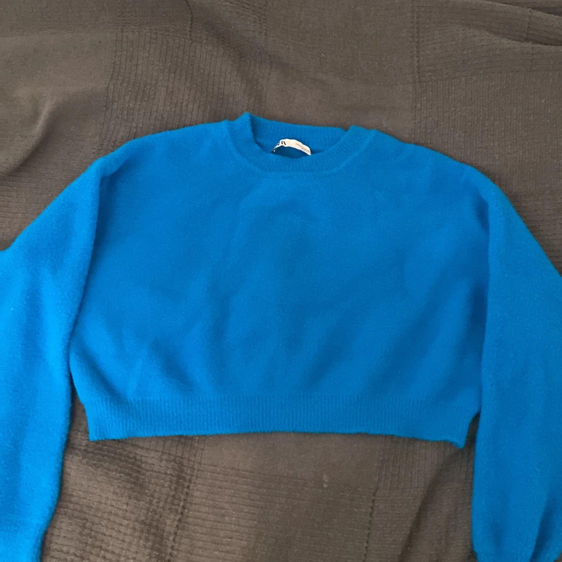 En blå stickad tröja