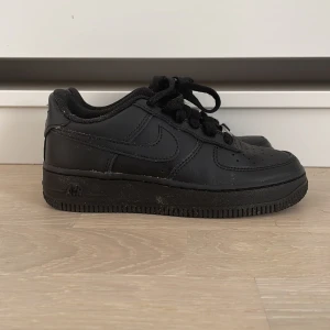 Air force 1 - Hej! Säljer min Lill kusins skor. De är i väldigt bra skick.
