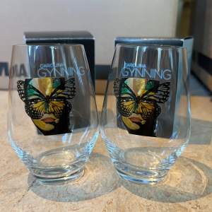 2 helt oanvända Carolina Gynning glas, model Golden butterfly 