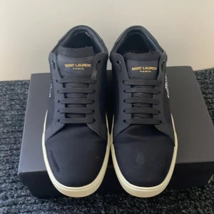 Saint laurent skor - As feta saint laurent skor använda ungefär 5 gånger, kan tänka mig byta mot flycrews eller några feta gats. Storlek 44  