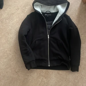 Moose knuckles Classic bunny  - Säljer denna as feta jacka som tyvärr inte passar mig. Denna jacka sitter som en mer Xs-S jacka. Inte alls använd och den är tvättad.