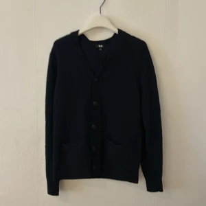 Cardigan - Skit snygg tröja från uniqlo orginalpris 500 säljer då den är för liten hör av er vid frågor 9/10 kvalitet