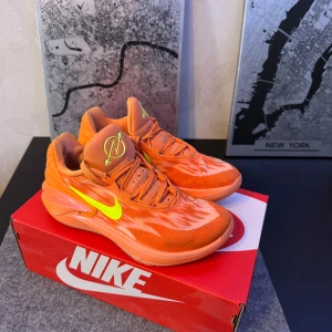 Nike GT cut 2- Arike Ogunbowale - Säljer sonens gamla basketskor/ träningsskor då han växt ut dem. Använts ett par gånger innan de slutade passa. Inga skador och är i nyskick.