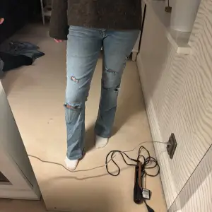 Säljer dessa lågmidjade jeans som jag köpt second hand så vet tyvärr inte vilket märke dem är ifrån. Så så fina men kommer tyvärr inte till användning, så knappt använda. Skriv vid frågor💕