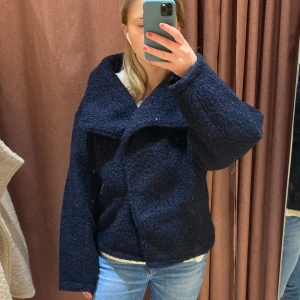 Mörkblå teddyjacka från Gina💙 - Säljer denna fina mörkblå jacka från Gina med uppfällbar krage 😊 den är både fin och väldigt varm så perfekt till hösten 💙 