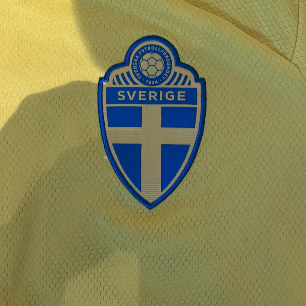 Sverige tröja lustig nummer 2.  Äkta . T-shirts.