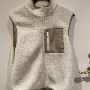 Teddyväst - Gosig teddyväst från ADPT, använd fåtal gånger😊