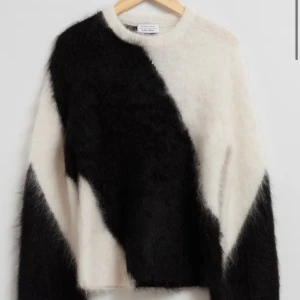 Svartvit tröja från other stories🤍🖤 - Säljer denna väldigt populära stickade tröja från other stories ! Den är i väldigt bra skick, sparsamt använd❤️ skriv privat för egna bilder 😊