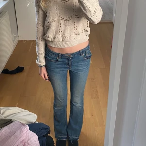 Lågmidjade jeans - Passar någon som är runt 155-160. Midjan är stretchig!  Köpt på Beyond Retro, men märke står tyvärr inte💕 Är i bra skick förutom några små fläckar, se sista bilden