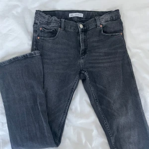 Jeans - svarta lågmidjade bootcut jeans med en liten slit på insidan💞 