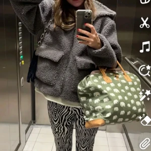 Zara teddyjacka  - Supermysig teddyjacka från zara i barnstorlek men passar mig som vanligtvis har S-M🧸 slutsåld!!! kom privat för egna bilder eller funderingar! 