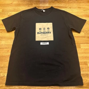 Burberry T-shirt i storlek S (läs beskrivningen) - Burberry T-shirt i storlek S. Den är i bra skick och sparsamt använd. Jag är dock osäker på om den är äkta, så för säkerhets skull säljer jag den som replik  För dig som vet vad du ska leta efter kan du självklart ta en titt på den och bedöma själv.