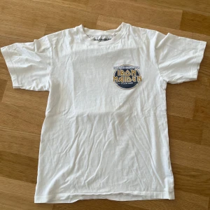 T-shirt  - T-shirt köpt från Carlings, säljer då den inte kommer till användning längre.   Slå en signal vid fler frågor eller funderingar. 