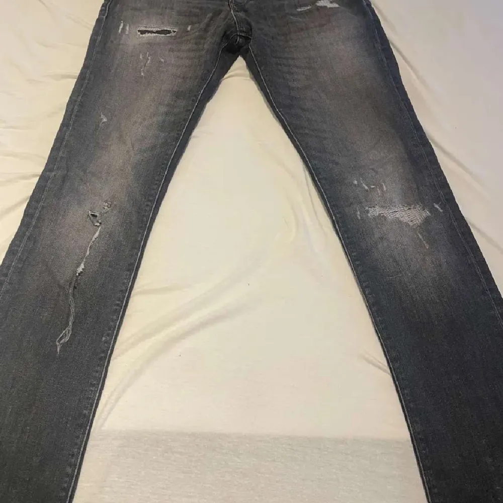 Säljer dessa riktigt feta Jack&Jones jeans! Modell Slim Glenn så dom är slimfit. Storlek 28/32. Jeans & Byxor.