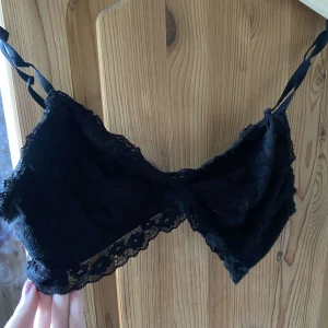 Spetsbh - Säljer denna spetsbh då den har blivit för liten för mig. Säljer för 40 kr plus frakt🥰🥰