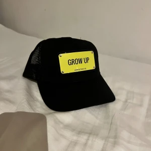 John hatter ”GROW UP” (KIDS SIZE) oanvänd  - Säljer nu min 100% oanvända John hatter keps då den va för liten.  Box, påsen ingår men har tappat bort kvittot   !Kepsen är helt och hållet i nyskick! 