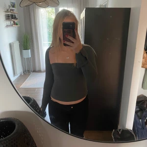 Mörkgrön topp från Gina  - Super fin mörkgrön topp ifrån Gina💚💚 Använd fåtal gånger🎀 Strl M