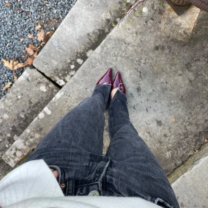 Jeans med slits - Säljer dessa jeans i tvättad svart kulör från Ginatricot. Superfina jeans som tyvärr är lite för små för mig! Kontakta för fler bilder eller frågor🫶🏼