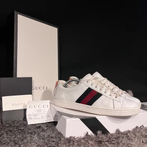 Gucci - Gucci ace!!! Fint skick. Storlek 42 1/2 sitter lite stora i storleken. Ingår box och  kvitto. Hör av er vid frågor och funderingar MVH West Supply🤩🤩