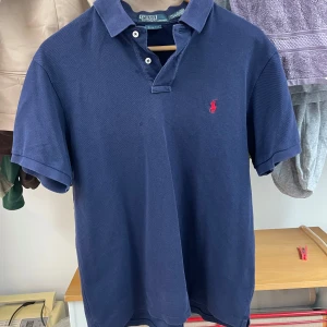 Polo Ralph Lauren Piké  - Fin Ralph Lauren Pike i marinblå. Inga flaws. DM vid funderingar.