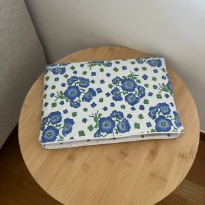 Datorfodral - Handgjort datorfodral som passar 13 tum laptops💙  Går att tvätta med stängd dragkedja i handtvättsprogrammet 🥰