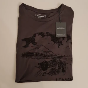 Dressmann T-shirt med tryck (Nyskick) - Plagg: T-shirt med tryck på  Skick: Nyskick-Oanvänd  Märke: Dressmann  Nypris: 200 kr