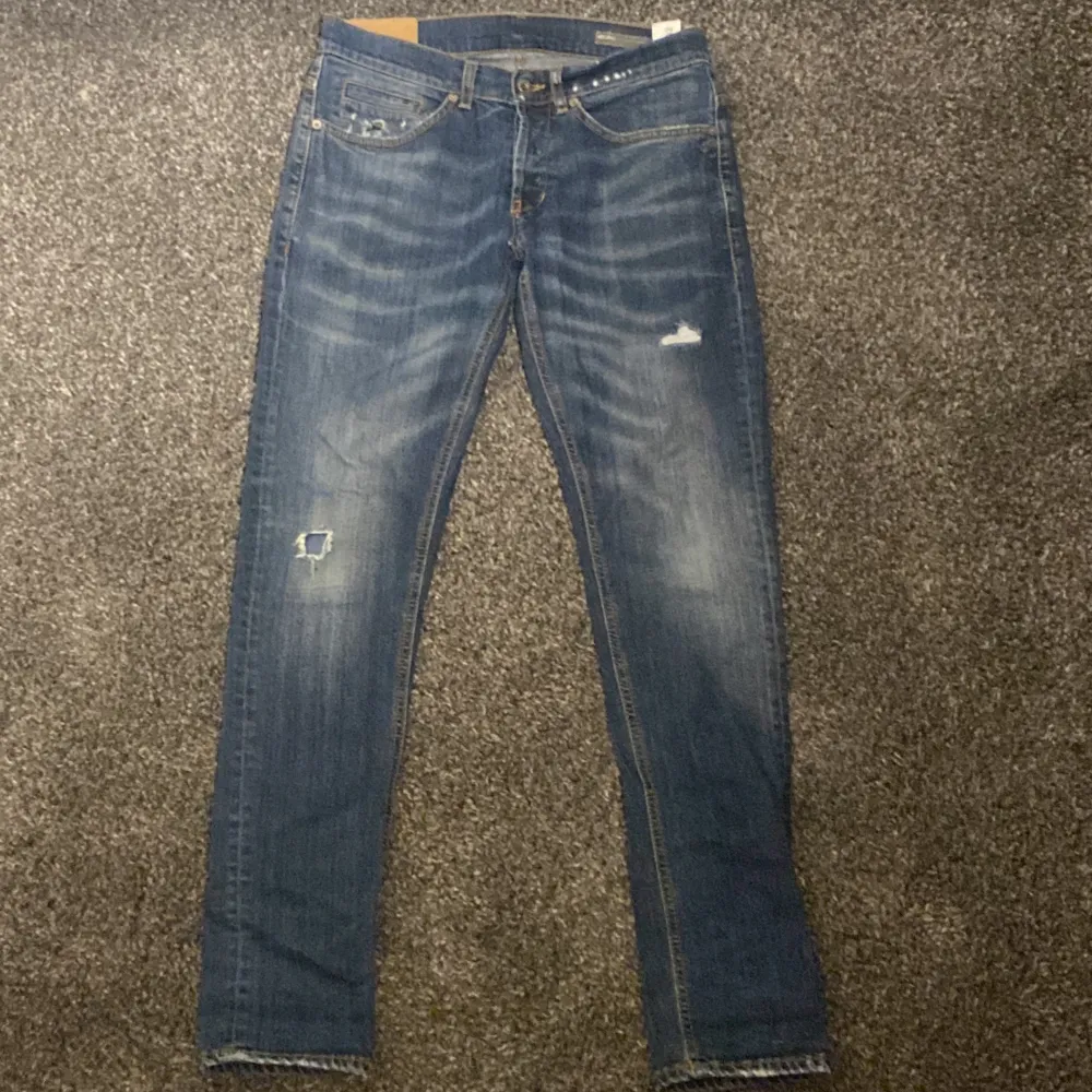 Säljer mina sköna dondup jeans  | modell:178cm ,väger 64kg | fraktas inom 12h 📦| skicket är bra som bilderna visar | priset ej hugget vid smidig affär|. Jeans & Byxor.