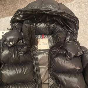Moncler Maya Down Vinterjacka - Moncler Maya Down 2 (small/medium) Skicka PM vid intresse. Litet hål som man ser på den sista bilden, utöver de så är jackan i väldigt bra skick.  Går ej att frakta. Jackan finns i åkersberga. Kan mötas upp i Stockholm.